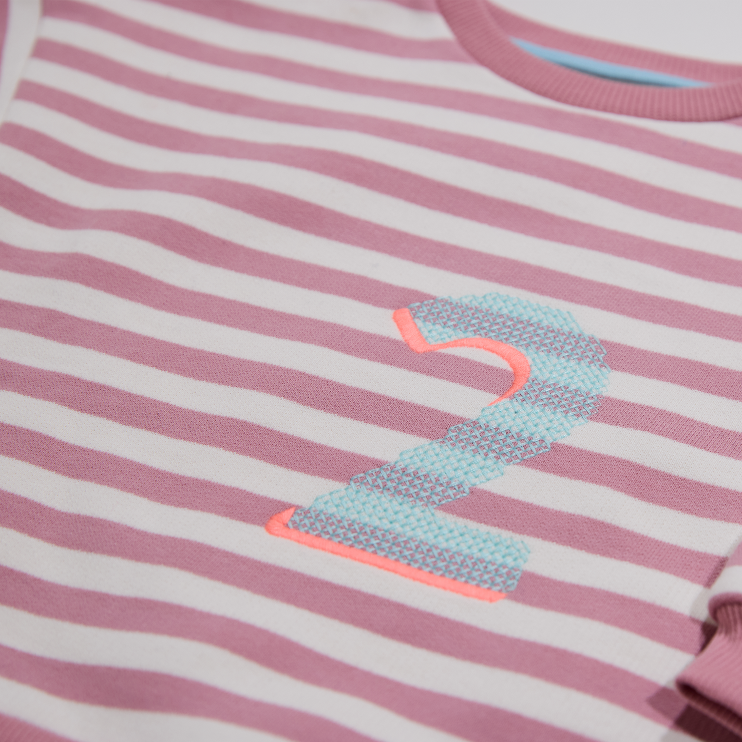 Kinder Sweatshirt aus weicher Bio- Baumwolle mit Geburtstagszahl
