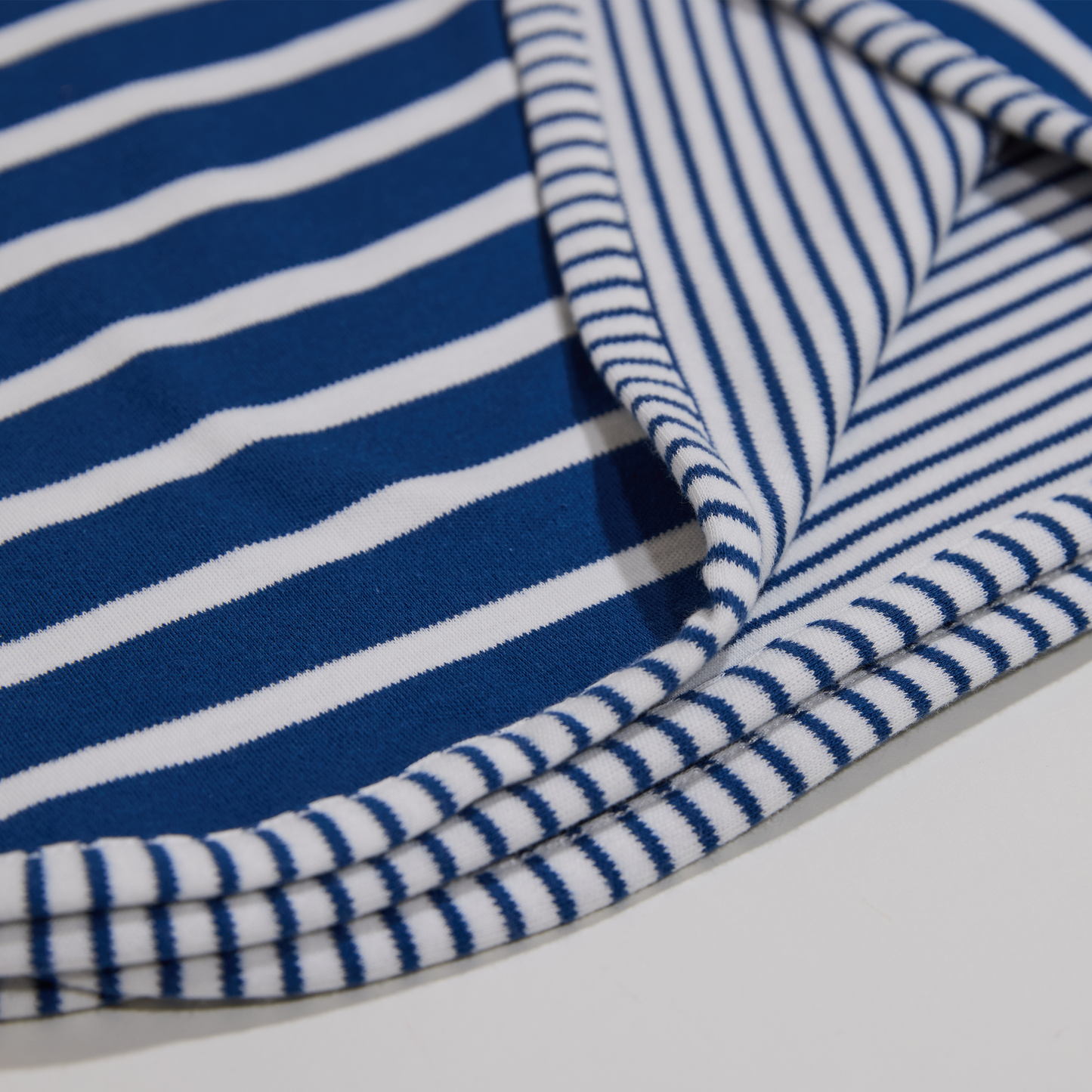 Gestreifte, wendbare, blaue Babydecke für Jungen- Lululobster