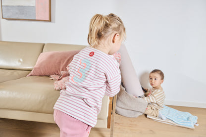 Langarmshirt in Rosé-weiss gestreift mit Geburtstagszahlen 1-6