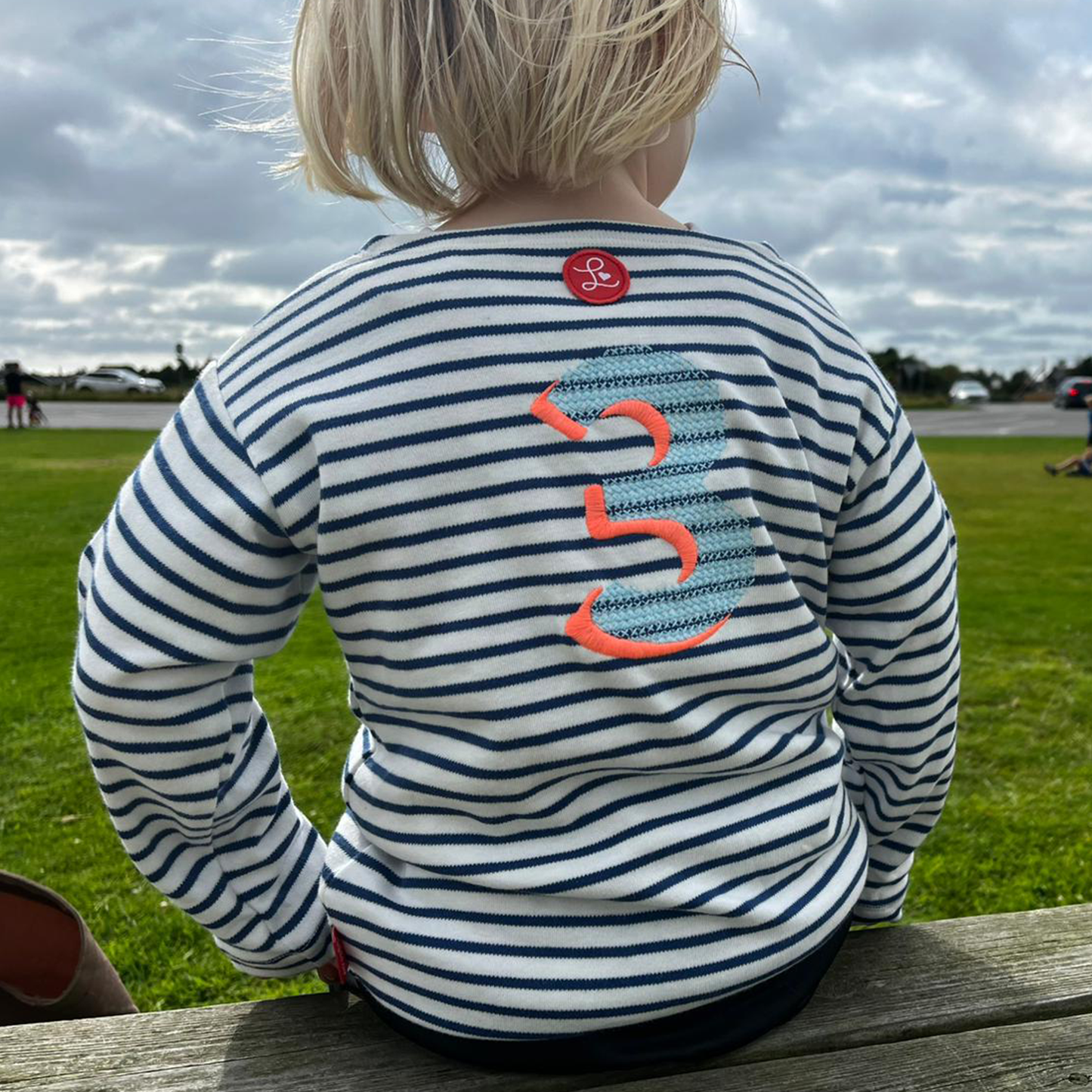 Langarmshirt in Blau-weiss gestreift mit Geburtstagszahlen 1-6