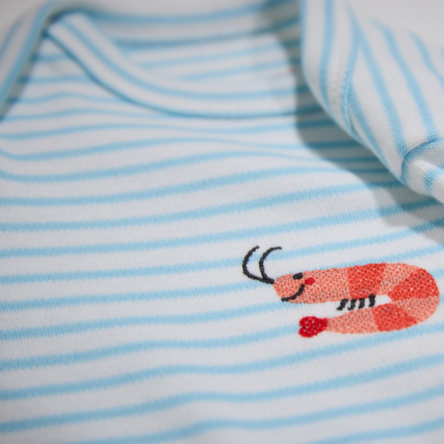 Gestreifter, hellblauer Babybody mit Krabbenmotiv für Jungen, Lululobster