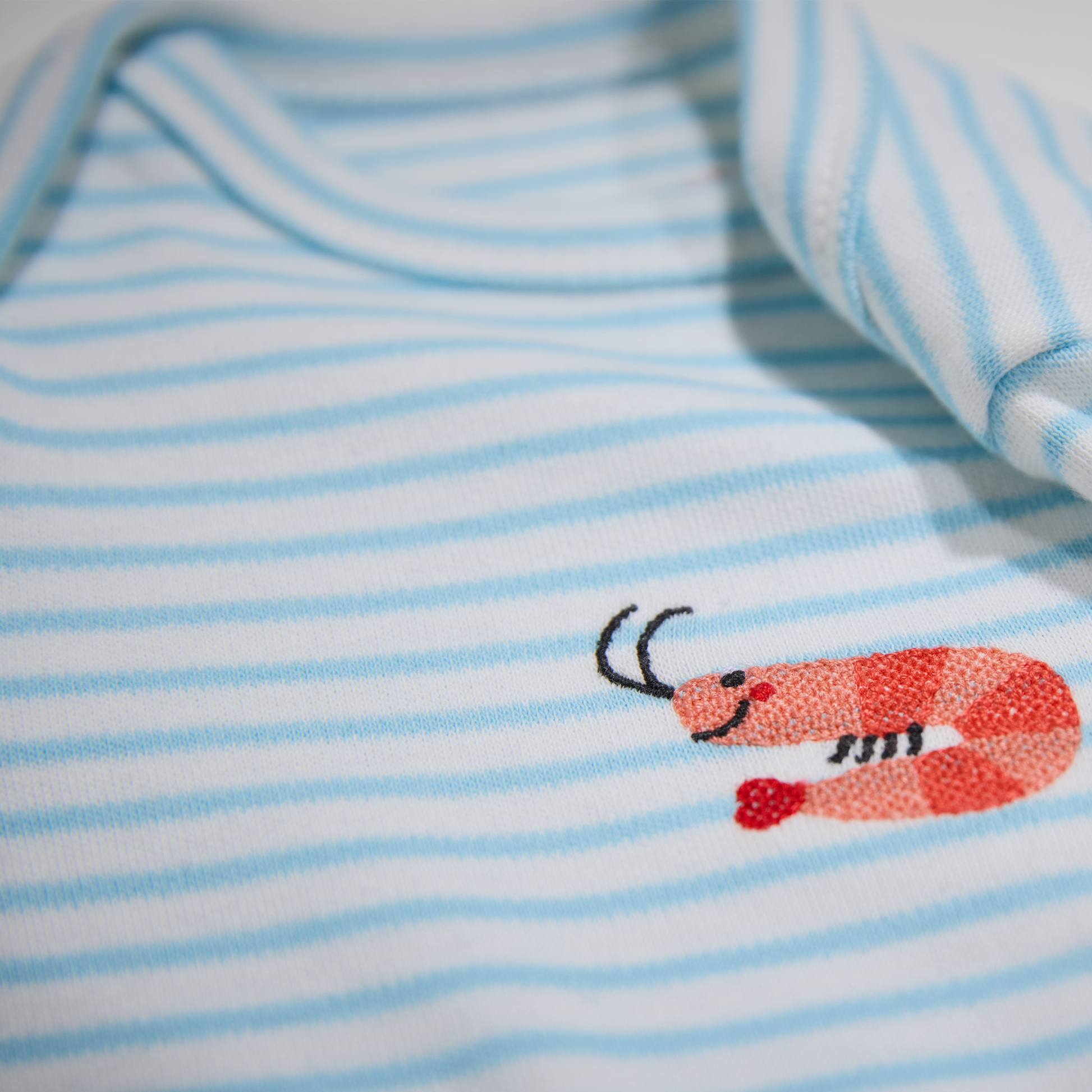 Gestreifter, hellblauer Babybody mit Krabbenmotiv für Jungen, Lululobster