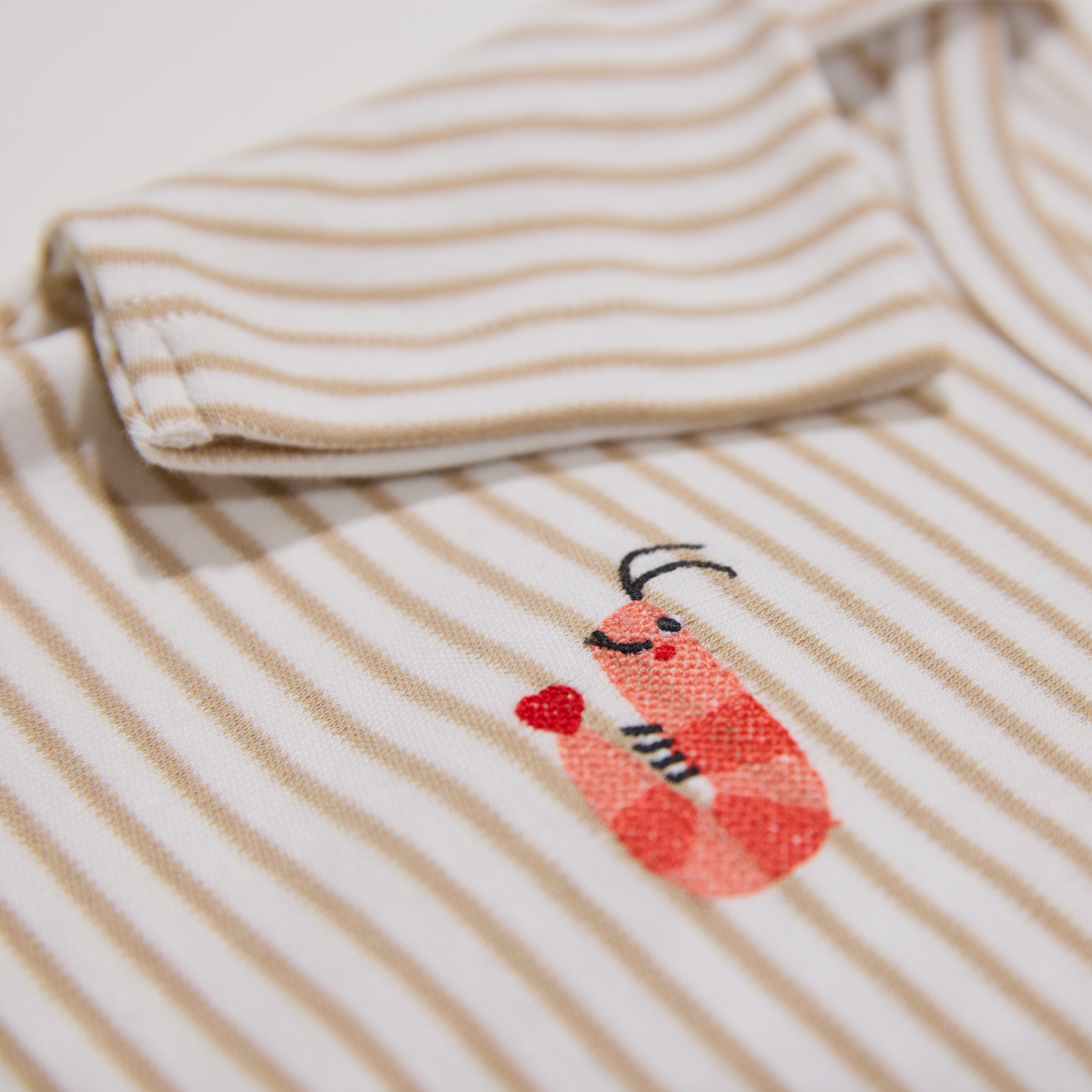 Gestreifter, sandfarbener Babybody mit Krabbenmotiv für Jungen und Mädchen, Lululobster