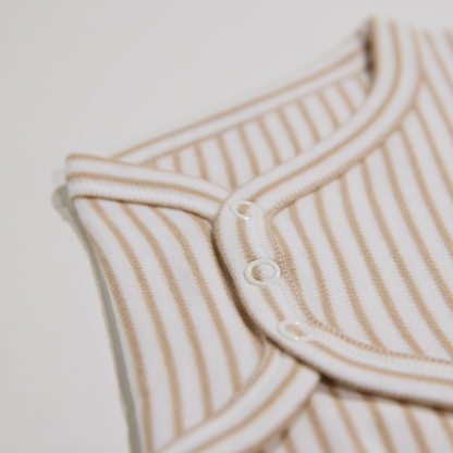 Gestreifter, sandfarbener Babybody mit Krabbenmotiv für Jungen und Mädchen, Lululobster