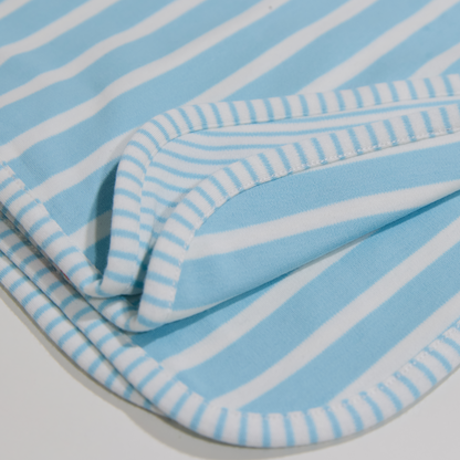 Gestreifte, wendbare, hellblaue  Babydecke für Jungen und Mädchen- Lululobster 