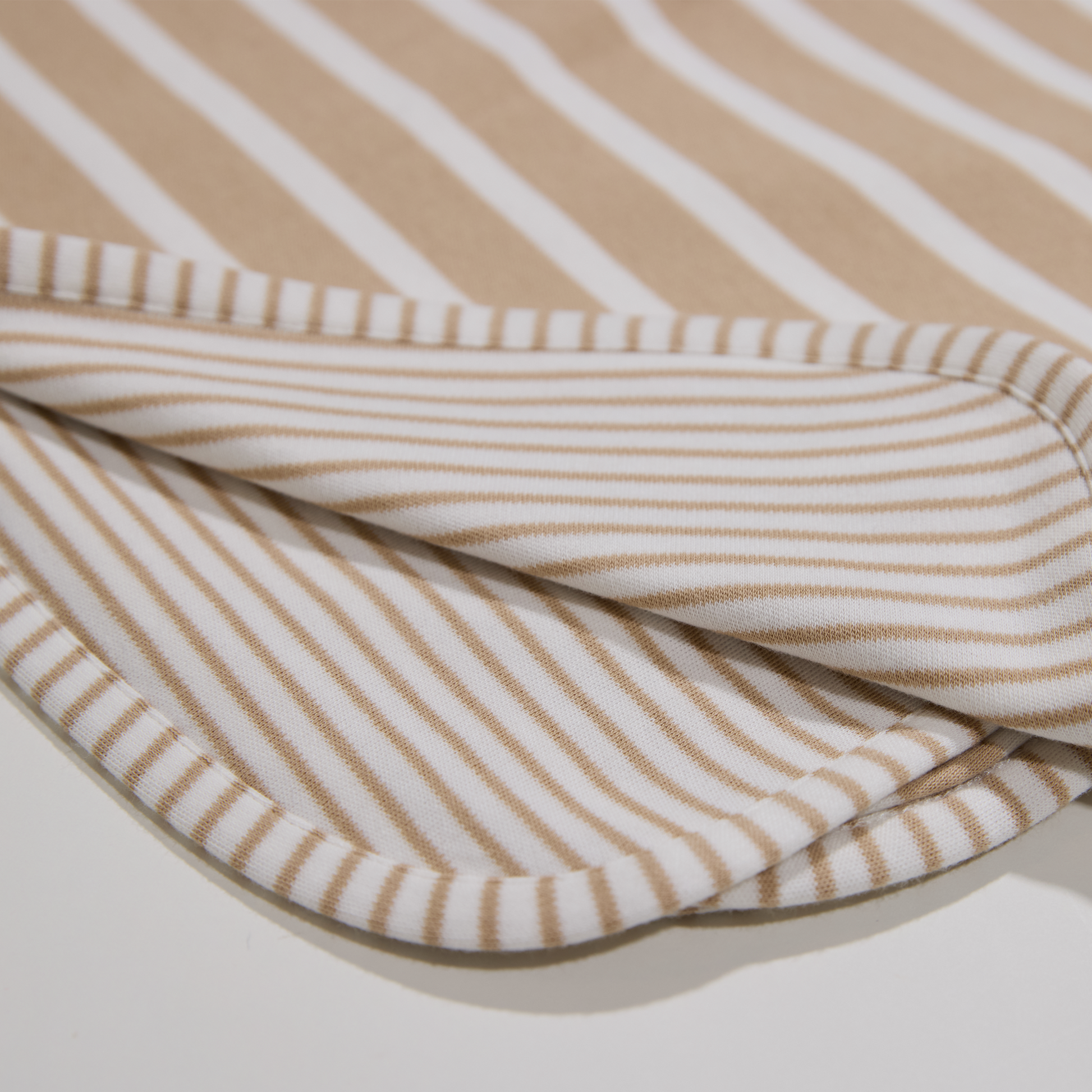 Gestreifte, wendbare, sandfarbene  Babydecke für Jungen-Mädchen-Unisex- Lululobster 
