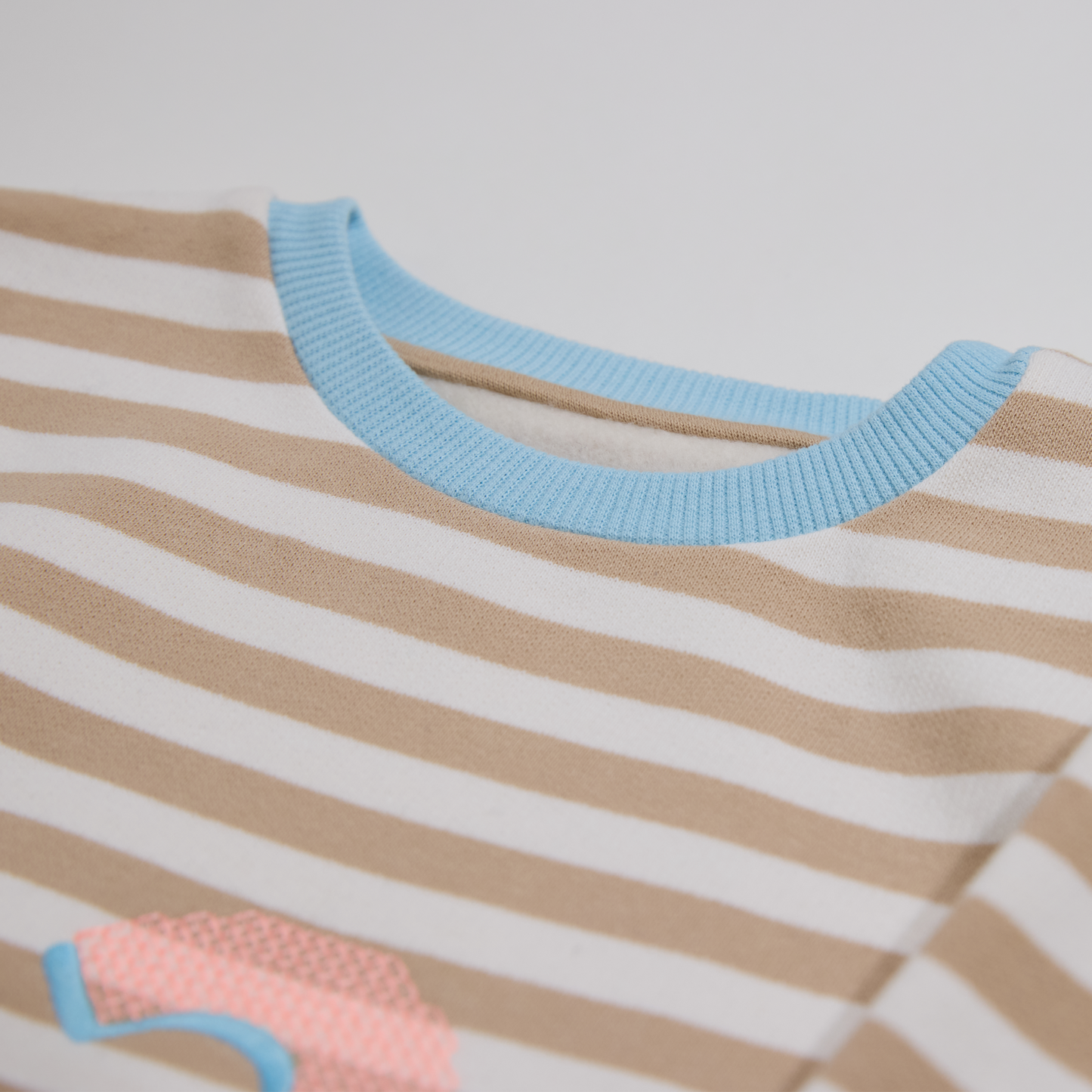 Gestreiftes, rsandfarbenes Sweatshirt mit Geburtstagszahl für Maedchen und Jungen- Lululobster